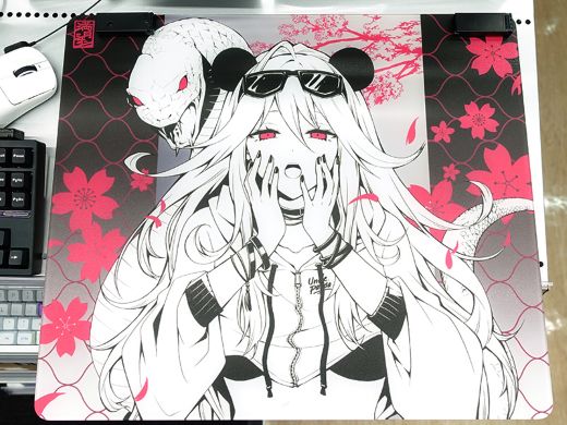 ガラスゲーミングマウスパッド「Uncle Panda 巳」が発売、初回限定で