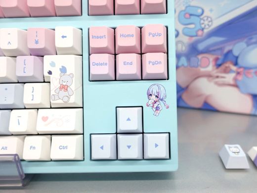 VTuber「碧依さくら」コラボのゲーミングキーボード、実機展示スタート