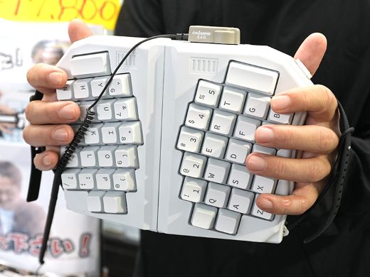 アコーディオンのように掴んで使う変態キーボード「GrabShell
