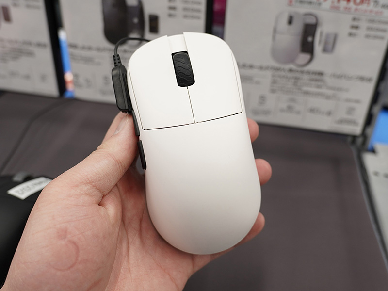 40gの左右対称型軽量ゲーミングマウス「Lamzu INCA」の店頭展示が