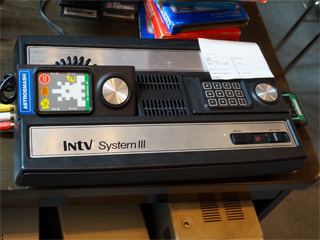 海外レトロゲーム機「インテレビジョン」の改造モデル （取材中に