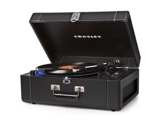Crosley、スピーカーとUSB装備のトランク型ポータブルレコード