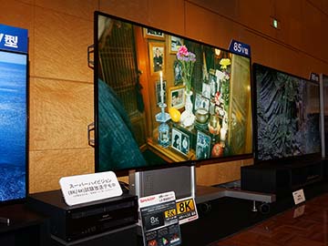 世界初45型4Kでトップシェアを狙うシャープAQUOS。超リアル8K女子高生
