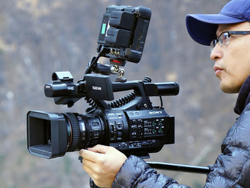 ソニー、ハンディタイプで世界初、4K/60p/HDR対応CMOS×3板式の業務用