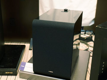 ワイヤレスで繋がるサブウーファ、ヤマハ「MusicCast SUB 100」 - AV Watch