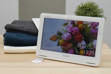 軽くて水に強いワイヤレステレビ「AQUOSポータブル」。シャープ再参入