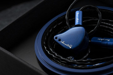 Unique Melody×Beat Audio、アビスブルーの限定イヤフォン「MAVERICK