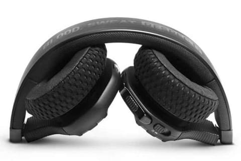 ドウェイン・ジョンソン公認のトレーニング用ヘッドフォン。JBL