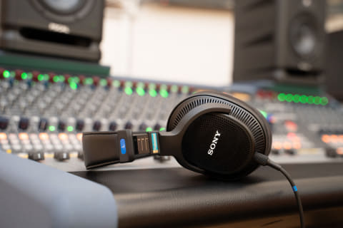 ソニー、開放型で空間表現も得意なモニターヘッドフォン「MDR-MV1