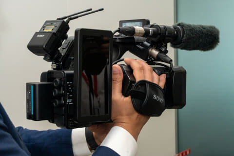 ソニー、3連カメラリング×3板式センサーのハンディカムコーダー「PXW