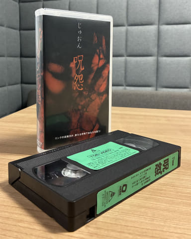 Vシネ版「呪怨」が4Kブルーレイに。限定版は“VHSテープ”付属 - AV Watch
