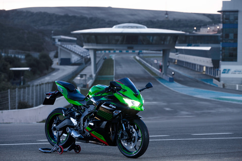 カワサキ、「Ninja ZX-25R」特別仕様のライディングギア公開 2021年