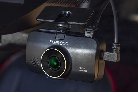 あおり運転への対策バッチリ!! ケンウッドの前後方同時録画対応