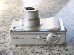 オールドデジカメの凱旋：富士フイルムFinePix F10（2005年
