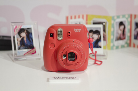 キティちゃんがカメラになった「チェキ」が登場！自分撮り用ミラーが