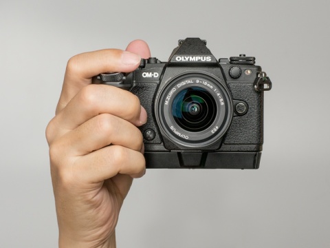 ミニレポート：2種類の外付けグリップを使い比べてみた （OM-D E-M5