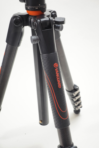 デジカメアイテム丼：手堅い作りのカーボン製トラベル三脚 VANGUARD