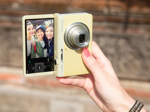 カシオ、自撮り画像だけをスマホに自動転送するカメラ - デジカメ Watch