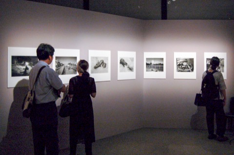 イベントレポート】荒木経惟×ギメ東洋美術館「東京墓情」レポート