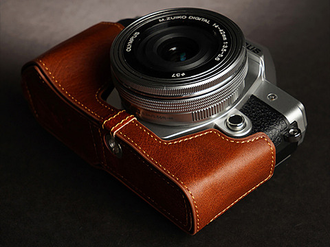 OLYMPUS OM-D E-M10 Mark III用のレザーケース - デジカメ Watch