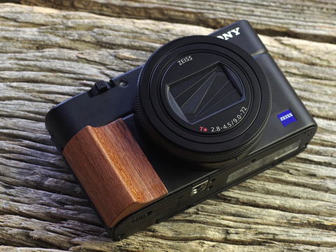 ソニーRX100シリーズ用の天然木削り出しグリップ - デジカメ Watch