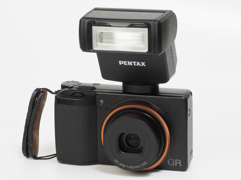 赤城耕一の「アカギカメラ」 第92回：「GR III」にぴったりのストロボ