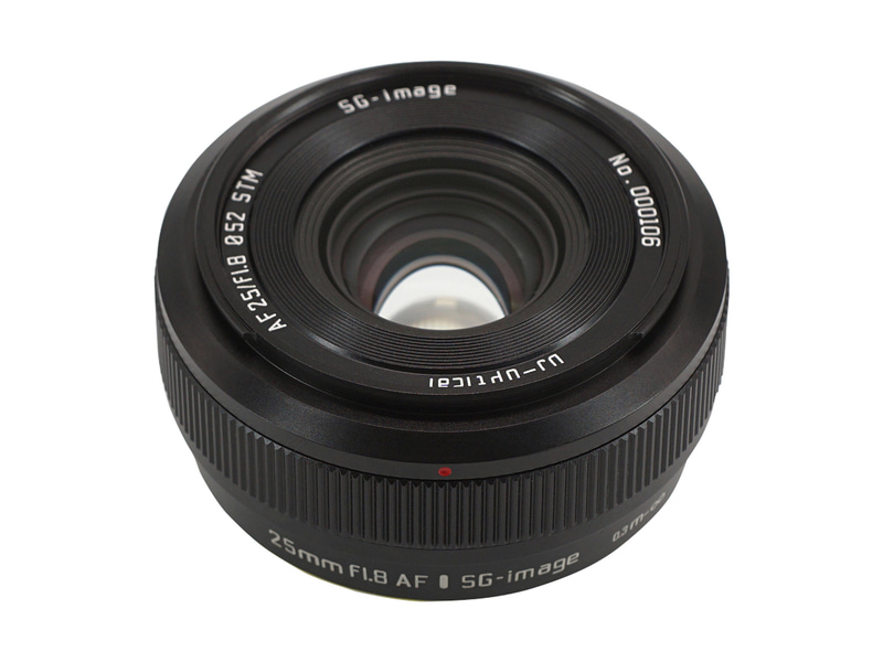 レッド、オレンジなどフォーカスリングの色が選べる広角単焦点レンズ