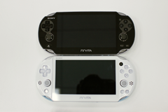 新型PlayStation Vita Wi-Fiモデル（PCH-2000シリーズ）発売！ 並べて