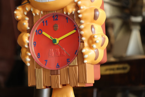 目と尻尾が揺れる！ 「となりのトトロ」より「ネコバス振り子時計」が