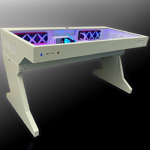 透明な強化ガラスの中にゲームPC環境を収納！ ゲーミングデスク