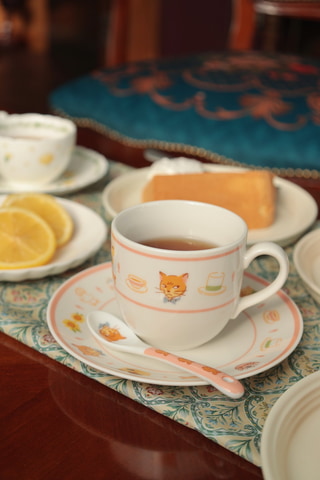 どんぐり共和国」、「猫の恩返し」のティーセットや紅茶缶などを4月29