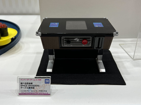 実際に遊べる「スペースインベーダー」のテーブル筐体型貯金箱が展示