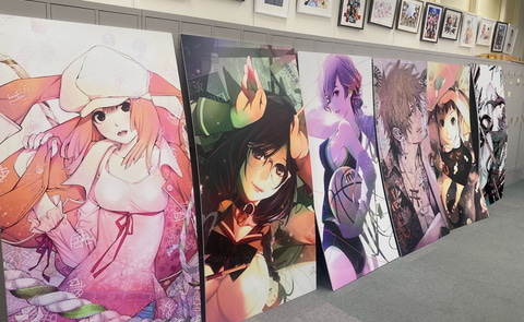 漫画「化物語」最終22巻の5月17日発売を記念して西尾維新氏、大暮維人