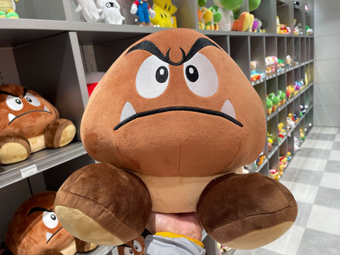 マリオ」シリーズの新グッズにクリボーのクッションスツールが登場