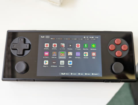 ゲームボーイミクロ」のようなレトロ感！ 小型ゲーム機「AYANEO POCKET