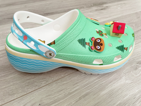 どうぶつの森」クロックスを発売前に入手！ かわいさや使い心地を