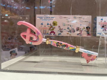 ディズニーストア30周年】特別デザインのコレクタブルキーやピンバッジ