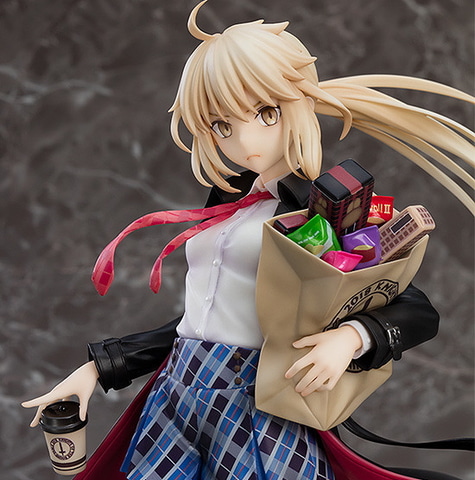 コーヒー片手に買い物に励む「セイバー/アルトリア・ペンドラゴン