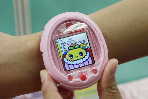 おもちゃ見本市】「たまごっち」がスマートに進化した「Tamagotchi