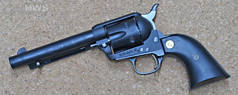 ゴム製だけどモデルガン同様に作動！ ガンプレイの練習に最適な「SAA