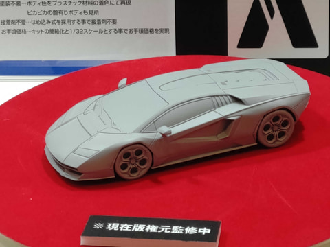 ランボルギーニの新・旧「カウンタック」プラモが同時展示！アオシマ