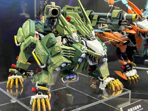 ゾイド」から「超合金 ライガーゼロ」が専用チェンジングアーマー装備