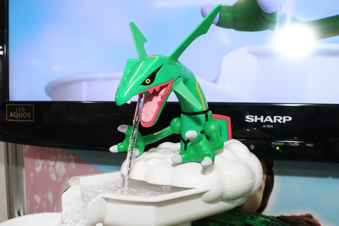 こだわり抜いて造形されたレックウザの身体をそうめんが流れる