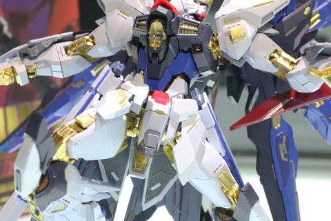 METAL BUILD「ストライクフリーダムガンダム」と「デスティニー