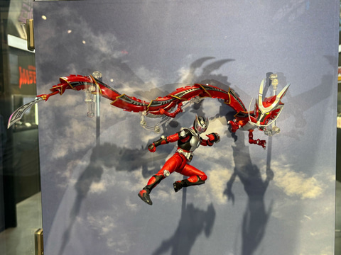 仮面ライダー龍騎」より龍騎のミラーモンスター「ドラグレッダー」が