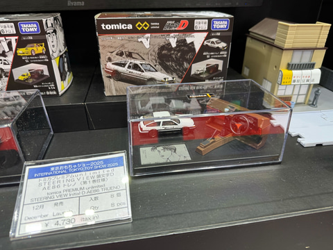 頭文字D」×トミカ4点展示中！ 運転席から藤原豆腐店を見るイメージ