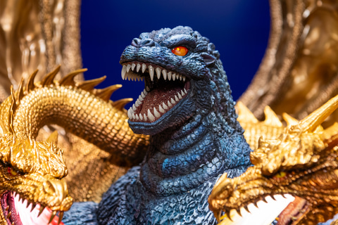 ゴジラVSキングギドラ」の大格闘がスタチュー化。1991年の映画ポスター