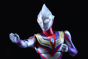 光る鳴るギミック搭載＆全高約80cmの「スーパーDX ウルトラマンゼロ