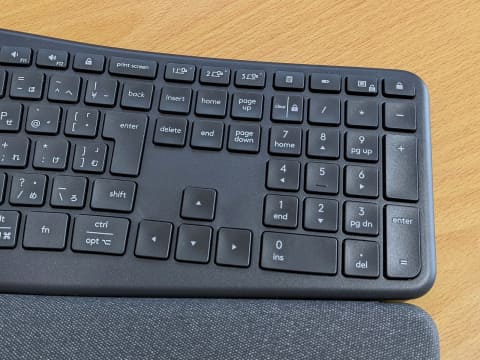 左右分離キー配置で手首がラクなキーボード ロジクール「ERGO K860