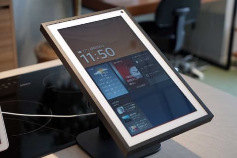 壁に掛けるアレクサ。アマゾン「Echo Show 15」と日本の壁掛け